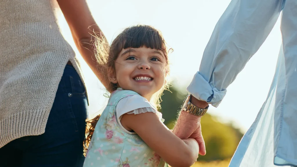 a child in between two parents